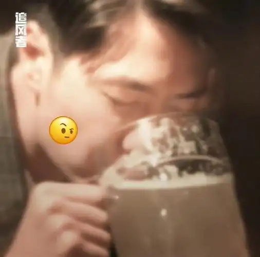 王一博的脸比杯子都小