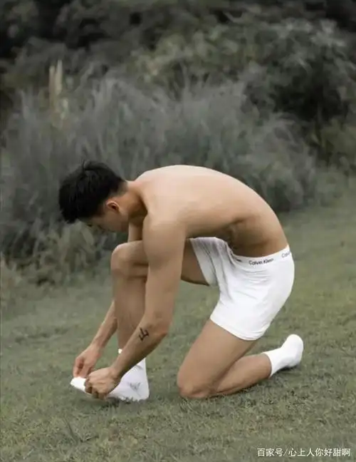 一组露腹肌的帅哥