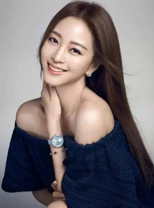 原创韩艺瑟sns发布近照古建筑中踩门槛拍照