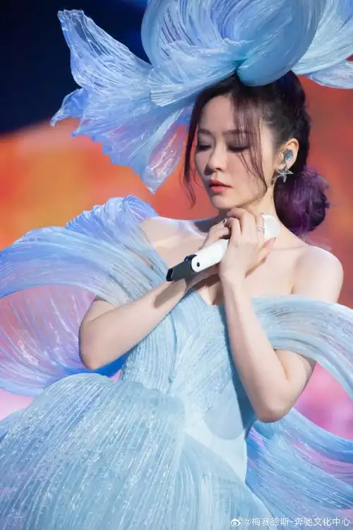 飞碟演出回顾##张靓颖上海演唱会##张靓颖光巡回演唱会