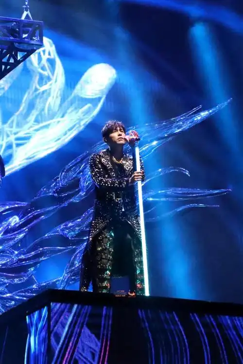 在第一排给老周拍点他的人生照片95周杰伦超话#周杰伦杭州演唱会