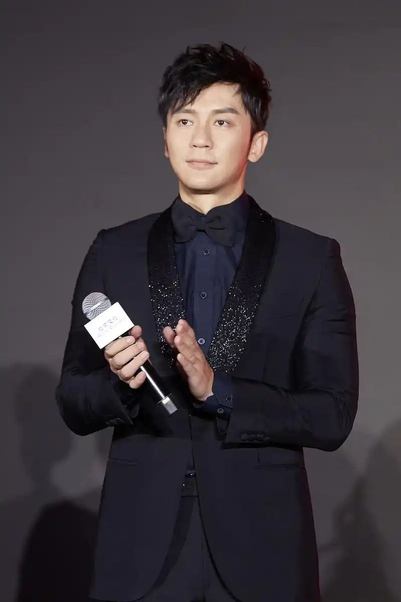 李晨今日出席电影《749局》发布会和617腾讯影业年度发布会,身穿