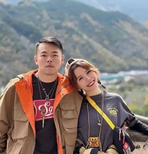 黄雅莉晒孕中期美照,透露计划要俩孩子,老公提议一个孩子随她姓_王浩