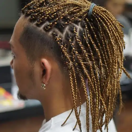 谁说只有女生才能扎辫子的,现在的潮男们已经流行扎辫子发型