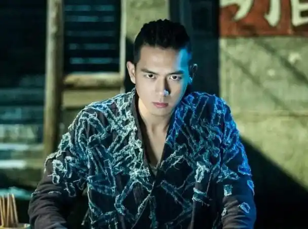 让观众初次认识李现的电视剧是《河神》,他饰演了一个告慰冤魂的捞尸
