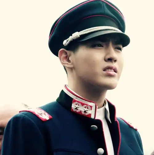 吴亦凡军装出巡 吴小爷巡街这整条街都给你!