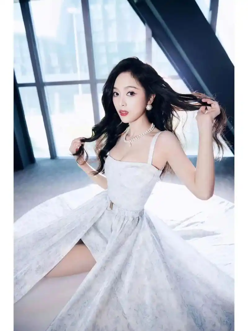 清爽百搭的白色吊带裙, 在吴宣仪身上展现出满分的魅力, 配上一头波浪
