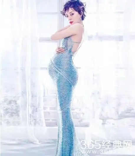 我们的大幂幂就算怀孕裹着个棉服也看得出来比一般人纤细很多,叫人