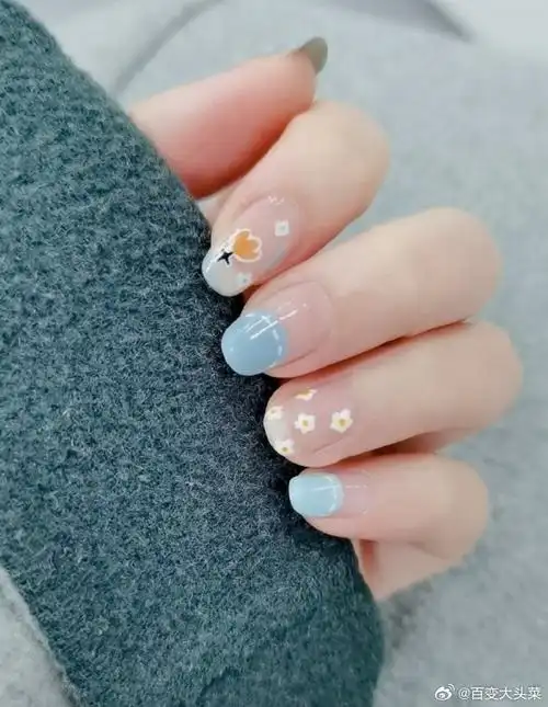 近日,一款奶蓝色的手绘美甲在网络上火爆起来,那几朵精致的小花图案美