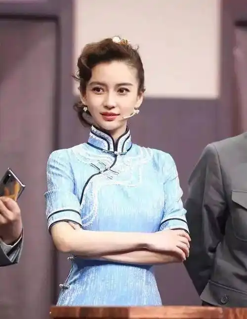 31岁baby和22岁关晓彤,同穿旗袍上《王牌》,少女感竟不相上下_杨颖