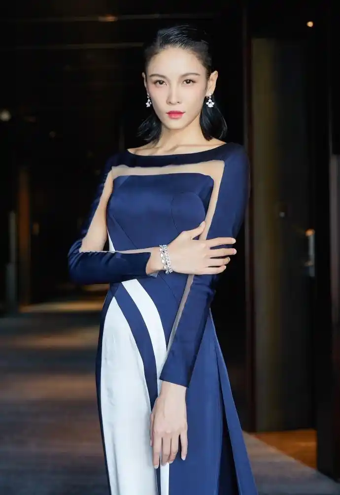 张蓝心胆真大,穿光面打底裤就出门,网友:是要逼着人看三角区?