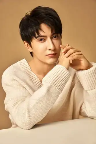 米热发布初秋写真 v领白毛衣传递温柔暖意