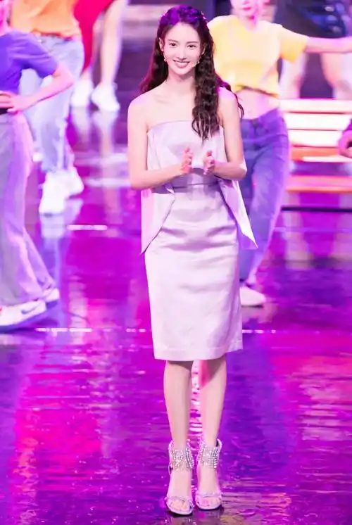 美女演员金晨的高跟鞋_白色_凉鞋_不知道