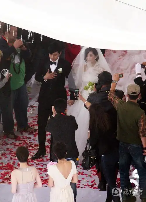 高清:张杰谢娜婚礼现场 下跪说誓言新娘落泪(组图)