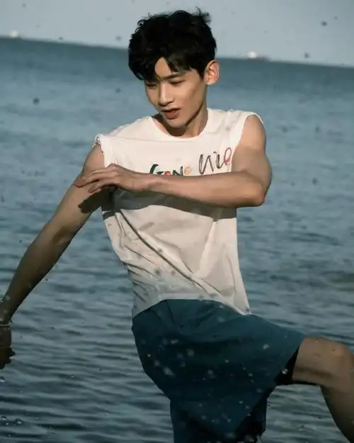 白敬亭最新大片曝光大方展露好身材他什么时候才能火