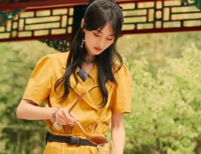 郑爽二手手套卖1千元,水晶杯卖2500,看到原价格后网友热议不断