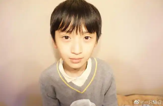 男艺人童年照#严浩翔幼崽时期的童年照,小时候可可爱.