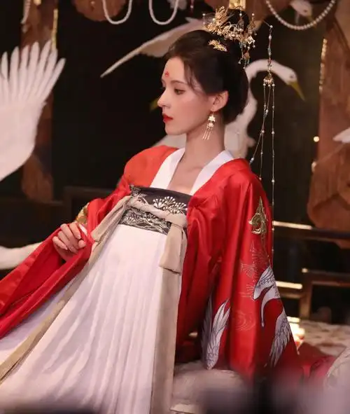 张予曦cos的双面角色是来自古风武侠网游《逆水寒》,一套是身穿"瑞鹤"