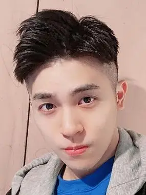 夏季男生短发精神帅气发型  好看又迷人简单的发型