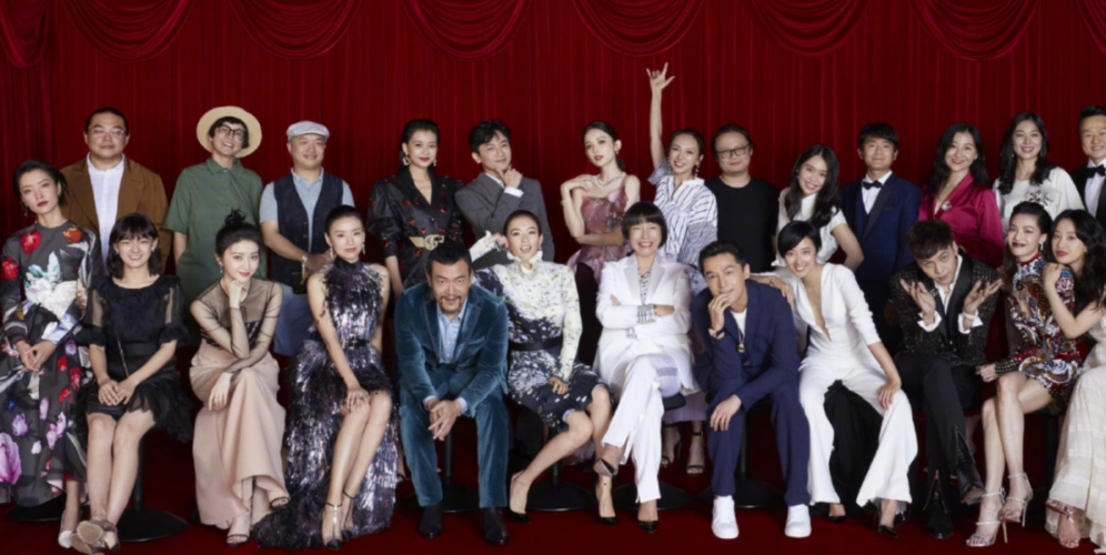 明星大合照看地位:王一博稳居c位,杨幂却镶边,黄渤只能作陪衬