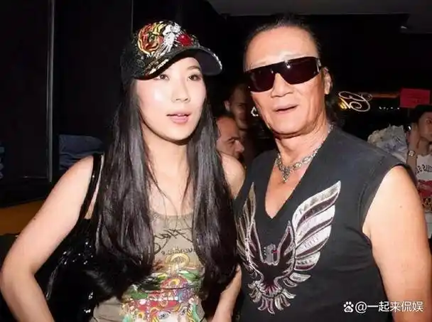 母亲狄波拉是曾经风华绝代的港姐,与谢贤离婚后又嫁航空机师江耀城