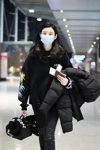 原创奚梦瑶独自现身机场对着镜头笑眼弯弯甜美靓丽