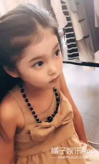 标准的偶像剧女主小时候,应该就长这样吧