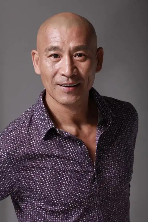 他曾经红极一时, 却做了妻子背后的男人, 妻子为报恩冒险产子