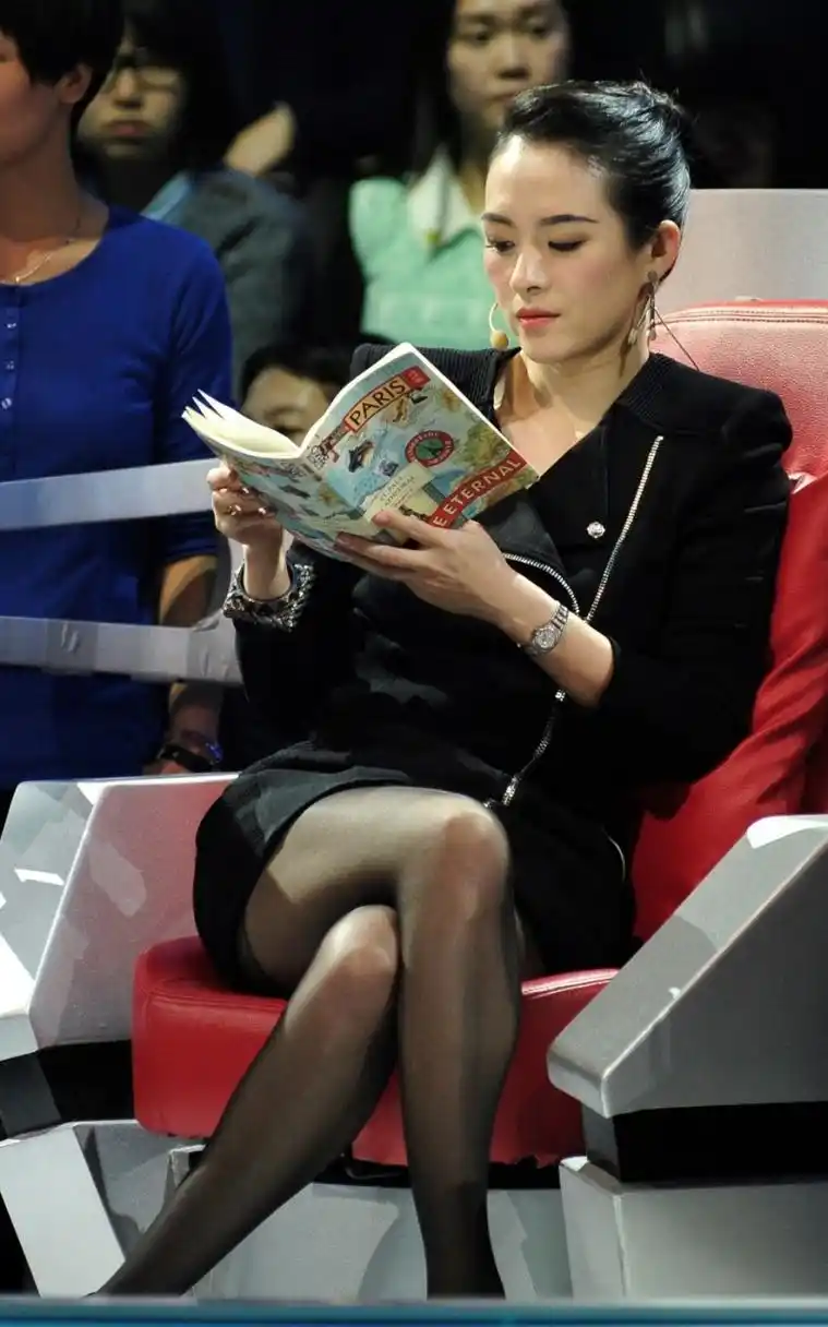 章子怡穿超短裙 显露黑丝袜跟