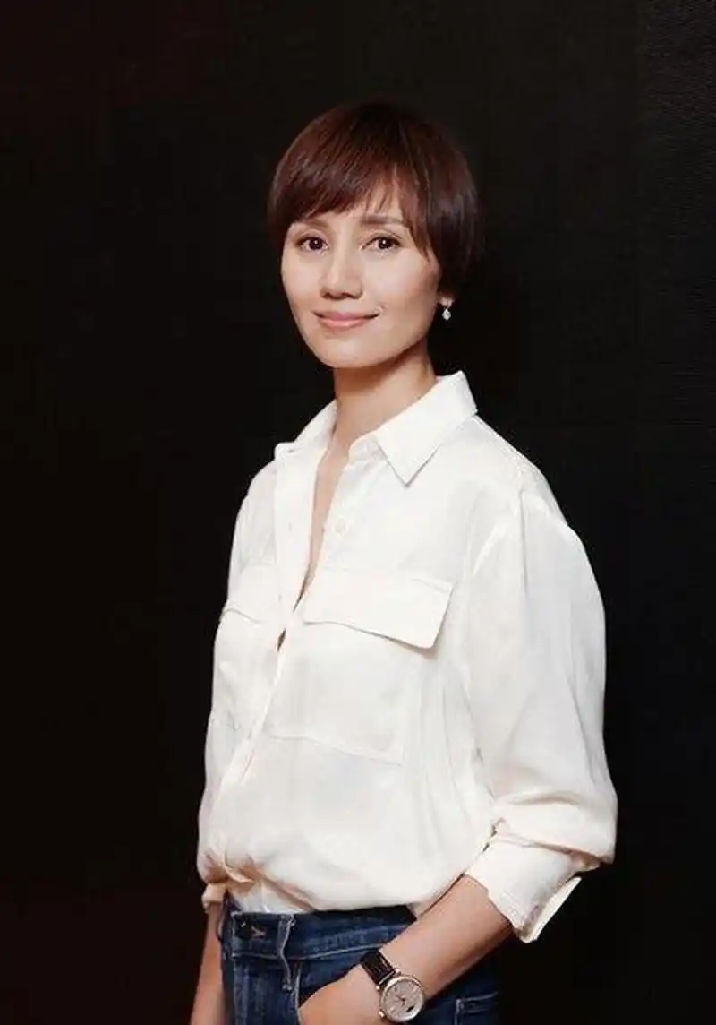 有一次,袁泉在晚会上遇到周润发,袁泉十分高兴,拉着周润发求合影说:你