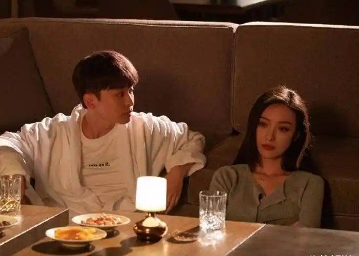 而谢宏祖则是朱锁锁的老公,不过谢宏祖这个角色,却是一个妥妥的懦弱的