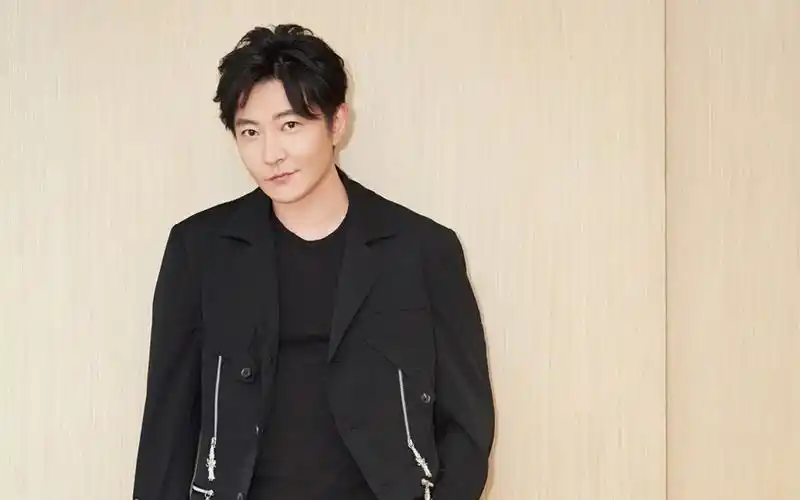 郭京飞西服写真图片桌面壁纸