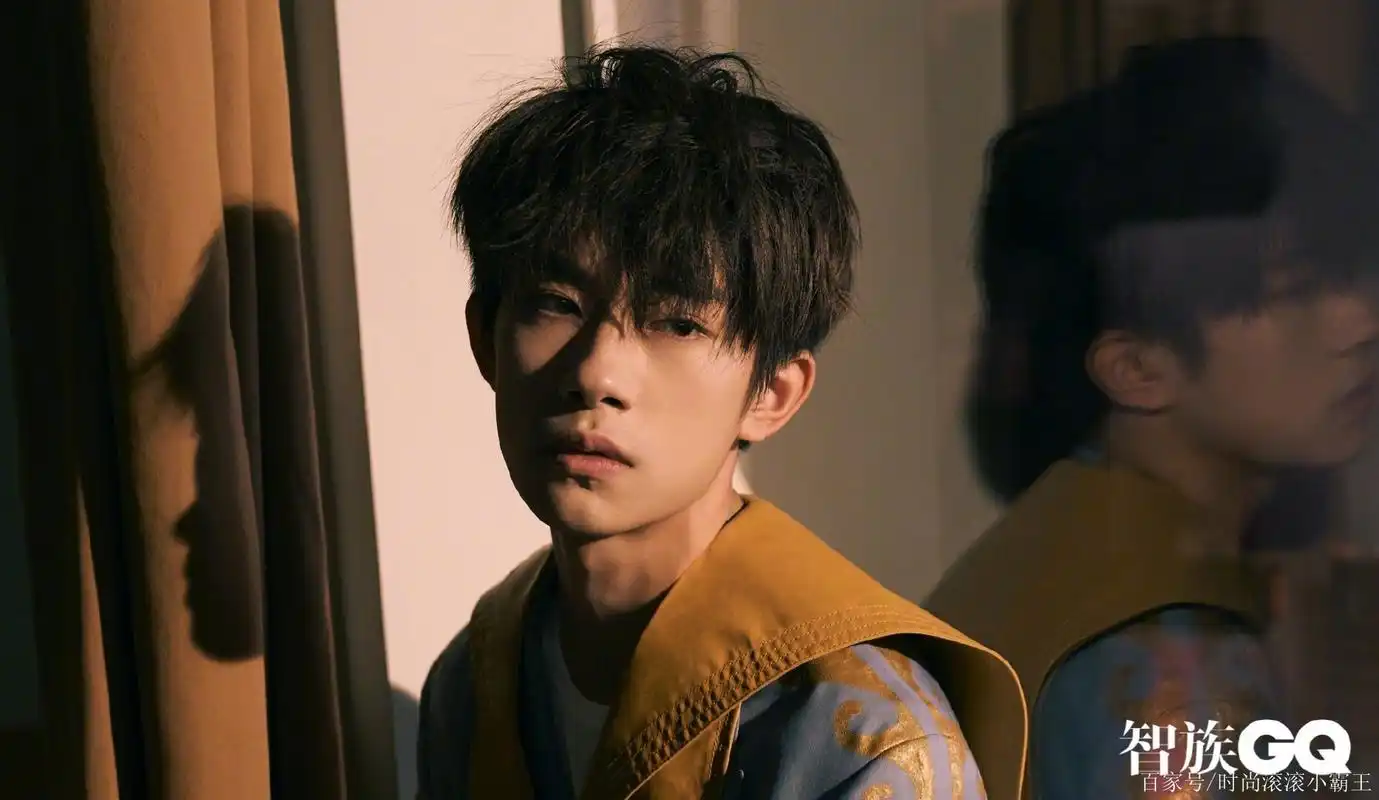 易烊千玺最新大片,智族男孩生活照,光与影的交幻能产生多少美感