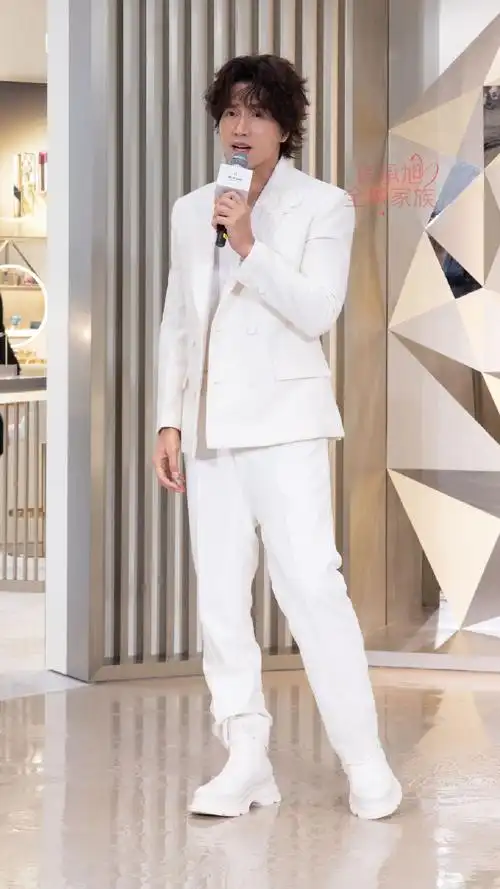 言承旭超话|#cpb肌肤之钥#  我们相约在511,  在既定的日子,里风雨无