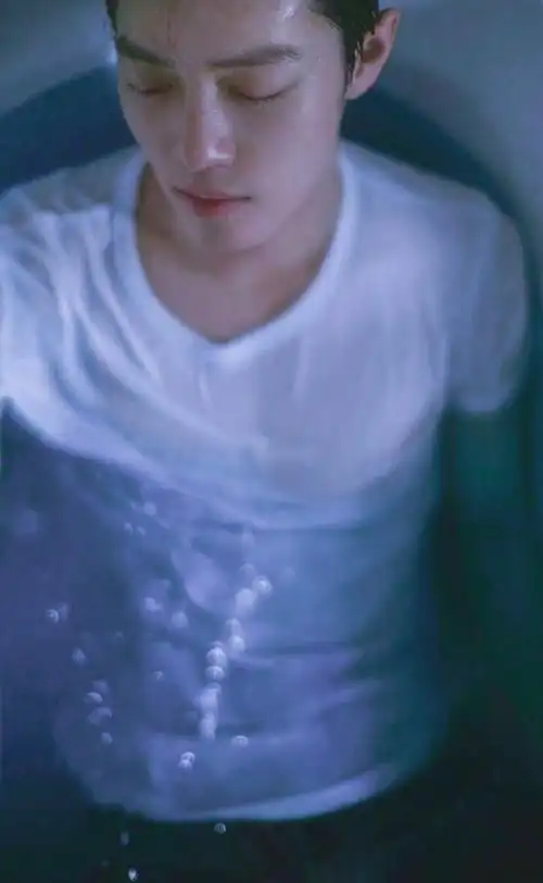 肖战工作室发布的200万福利,浴缸照瞬间登上了热搜.