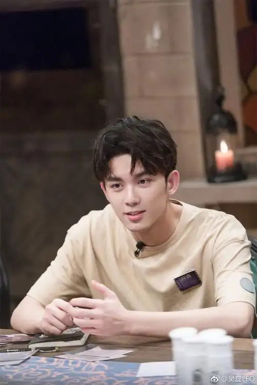 组图:吴磊童年旧照笑容甜 签名字体方方正正超可爱