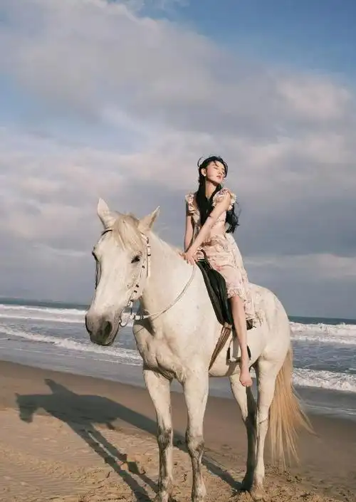 90后女星宋祖儿骑白马写真变身精灵少女美得让人窒息