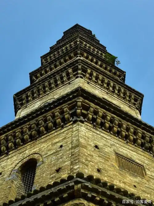 寿圣寺塔位于商水县郝岗乡常社店村北沙河转弯处,西,北两面紧邻沙河