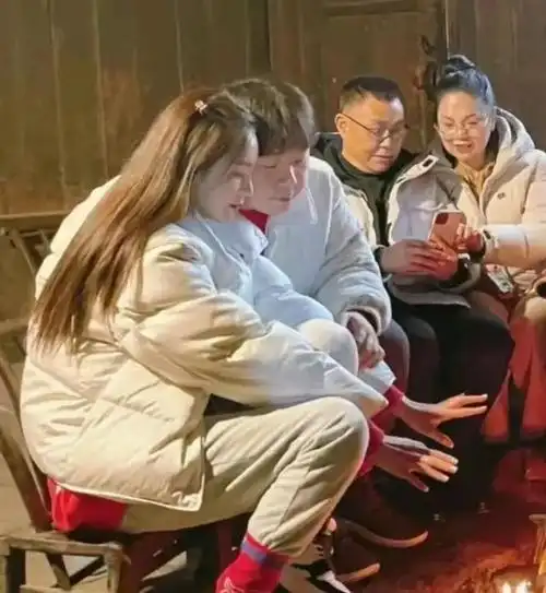 明星回老家探亲有人接地气有人一身大牌杨超越配文笑死我了