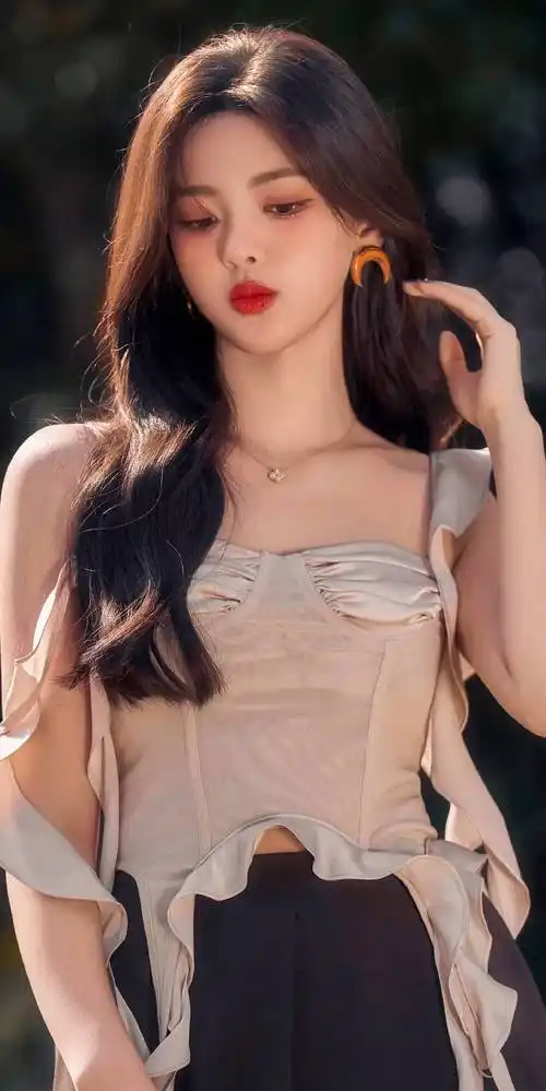 "犀利"杨超越,独特颜值,天赐仙颜!_后天_机遇_优势