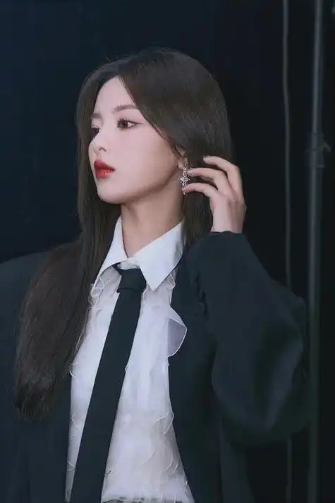 杨超越:演绎生涯的璀璨星途,身材与脸蛋的双重魅力