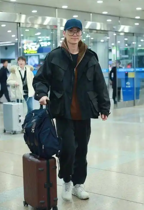 朱亚文清爽走机场,海魂衫配派克大衣,35岁穿出清新少年感_气质_时尚