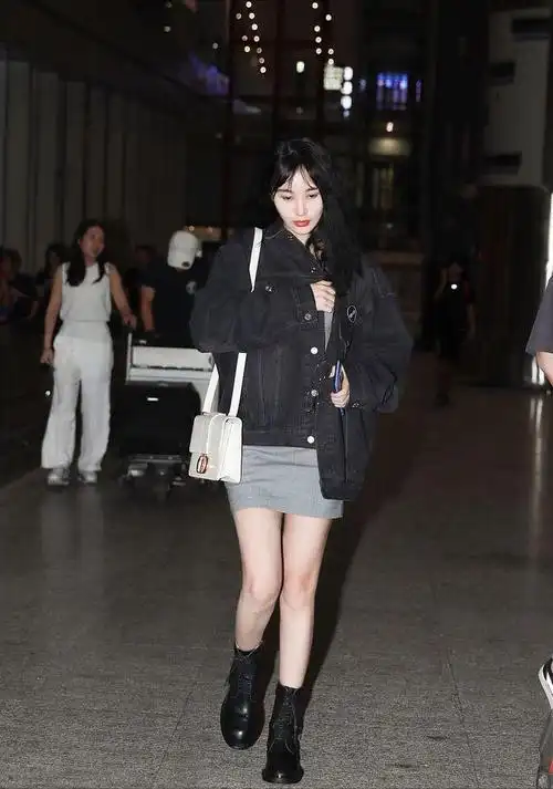 李菲儿虽然长了张娃娃脸但身材真挺有味道的穿裹身裙真撩人