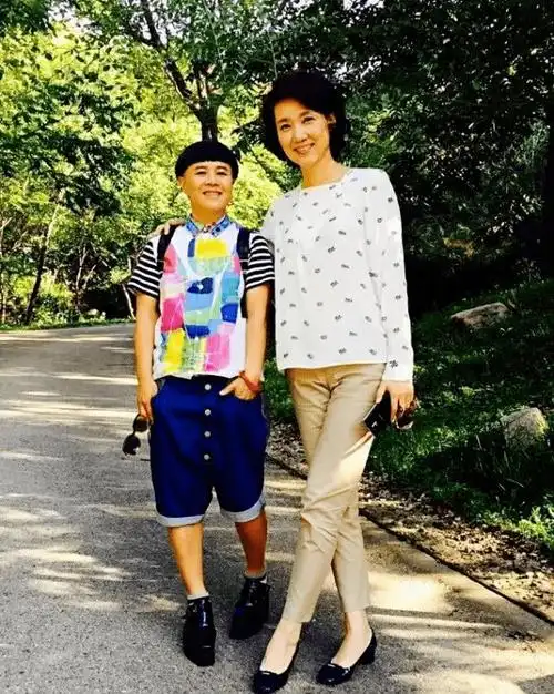 金龟子在商场被偶遇52岁也没改变锅盖头发型身高特真实的矮