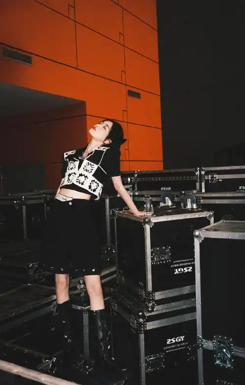 赵嘉敏初秋甜酷写真