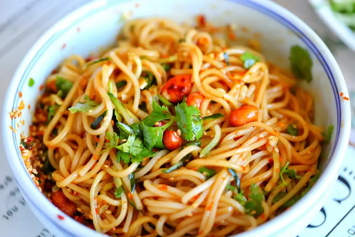 原创夏日必备凉拌面,清凉爽口不油腻,越吃越过瘾,掌握技巧一次成功