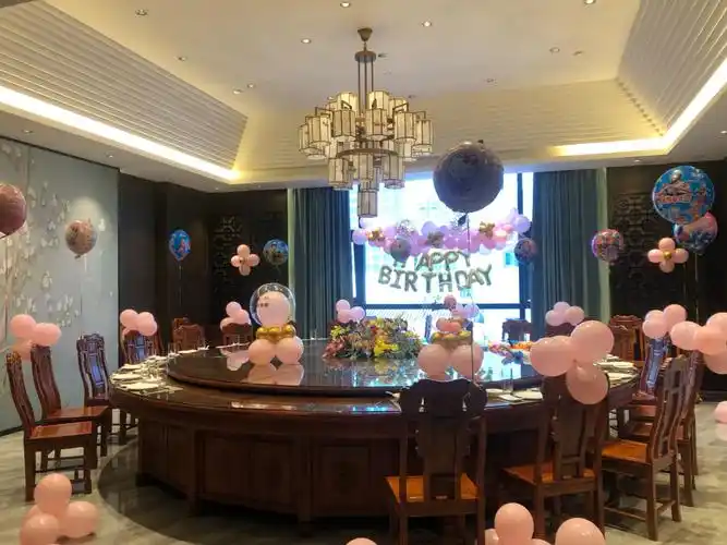 潮州气球 | 粉色包厢生日布置_麒临阁大酒楼攻略_夏天去哪玩_滤镜