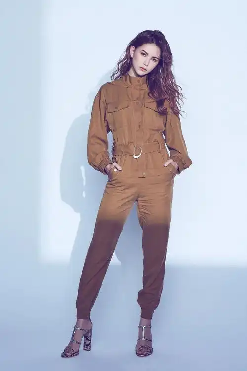 1/ 12 昆凌,1993年8月12日出生于台北市西门町,中国台湾女模特,演员.