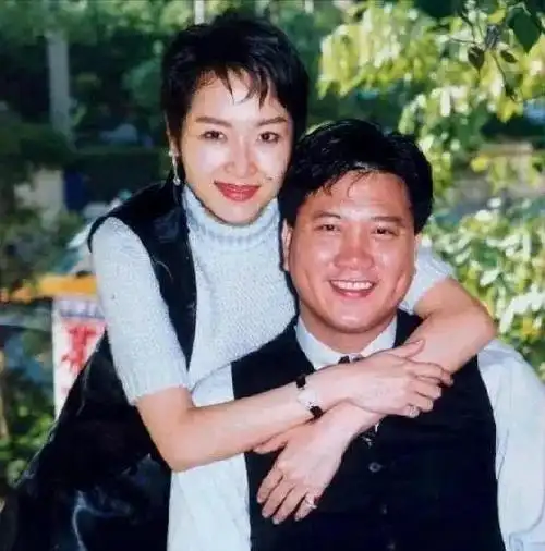 恬妞:两次离婚,65岁仍单身,女儿打扮男性化,为护母成同性恋