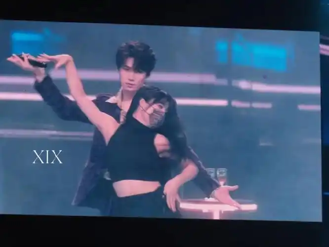 刘耀文张真源严浩翔与女舞伴热舞##刘耀文张真源严浩翔舞台有女舞